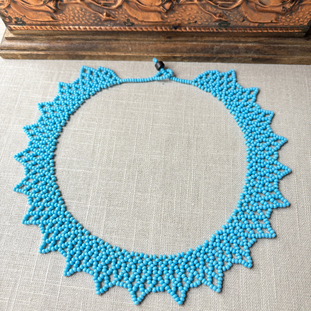 Collier de perles de verre (Miçanga) ras de cou bleu clair