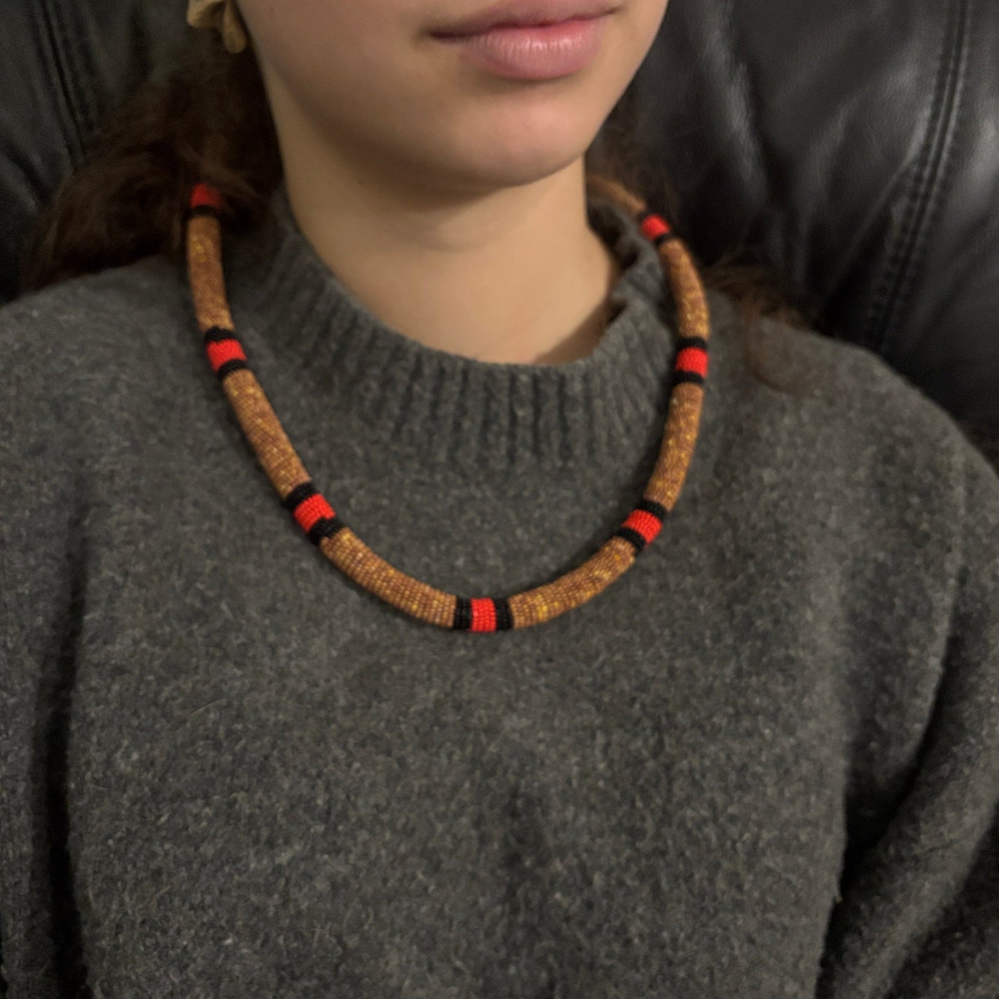 Collier en perles de verre - corail marron rouge et noir - Ethnie Galibi-Marworno Collier Ethnie Galibi-Marworno, localisée dans l'état d'Amapa au nord du Brésil.