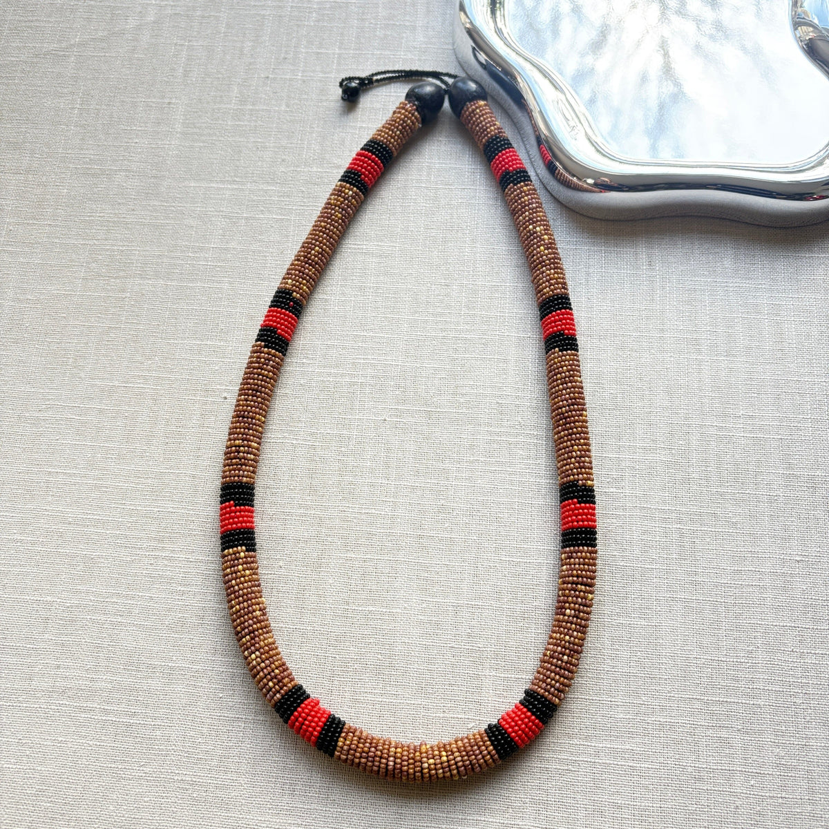 Colar em contas de vidro (Miçanga) - coral marrom vermelho e preto