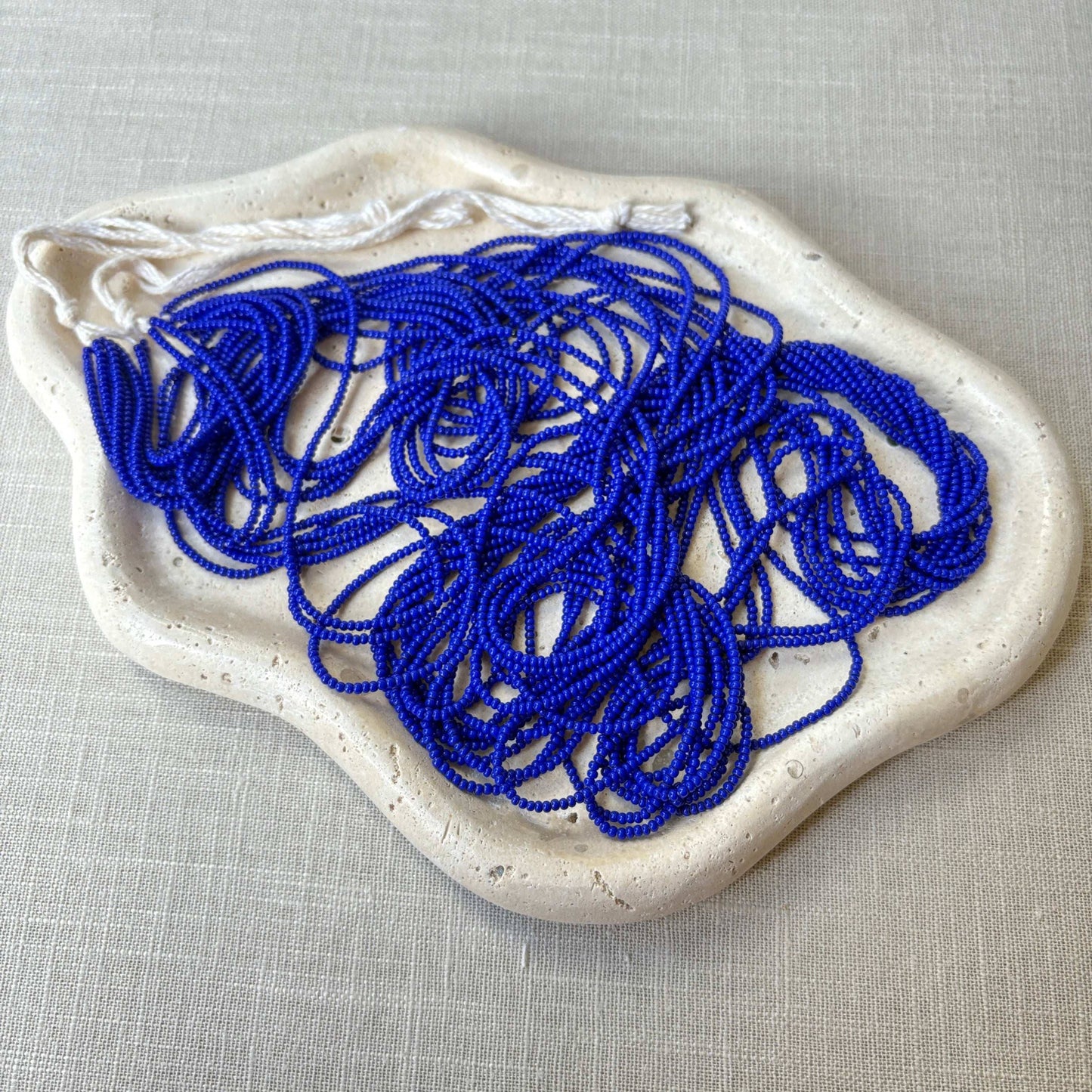 Collier en perles de verre (Miçanga) - 9 fils bleu - Ethnie Mehinako Collier Ethnie Mehinako, localisée dans le Parc Indigène du Xingu dans l' état du Mato Grosso au Centre-Ouest du Brésil.