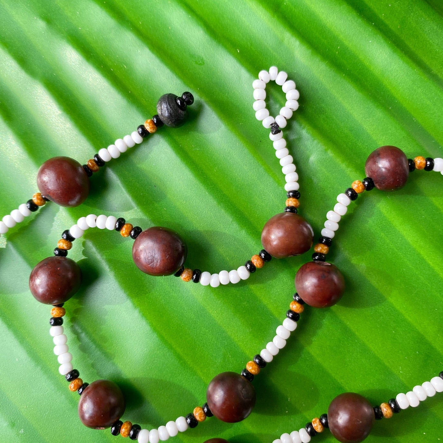 Collier en perles de verre (Miçanga) blanc et graines d'açai marron
