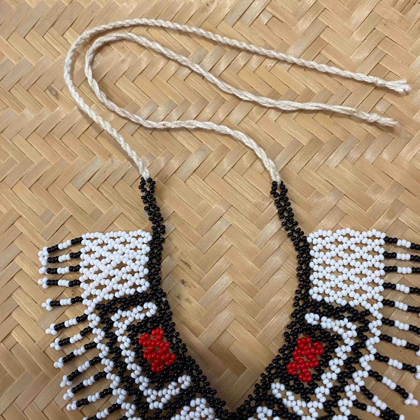 Collier en perles de verre (Miçanga) - blanc, rouge et noir
