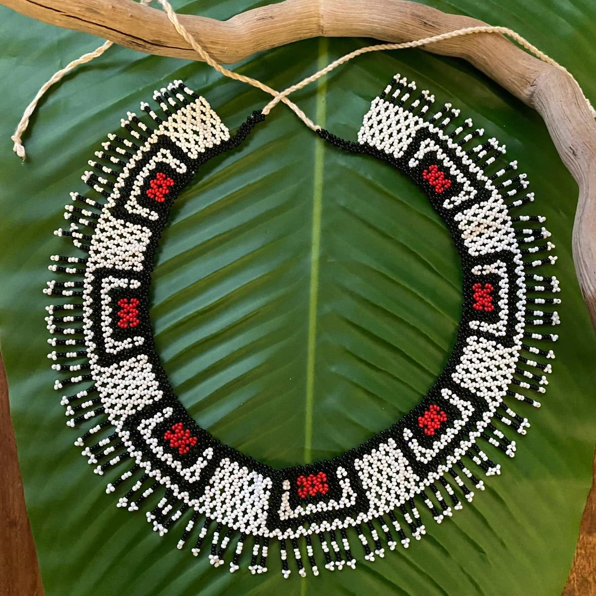 Colar em contas de vidro (Miçanga) - branco, vermelho e preto