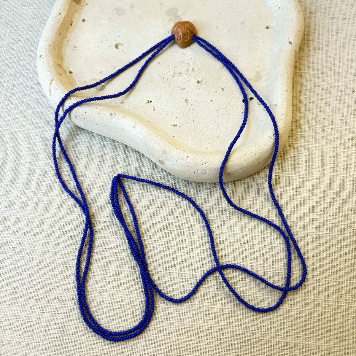 Collier en perles de verre (Miçanga) - bleu et pendentif Muiraquitã