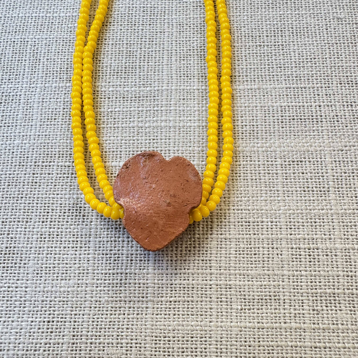 Colar em contas de vidro (Miçanga) - amarelo e pingente Muiraquitã