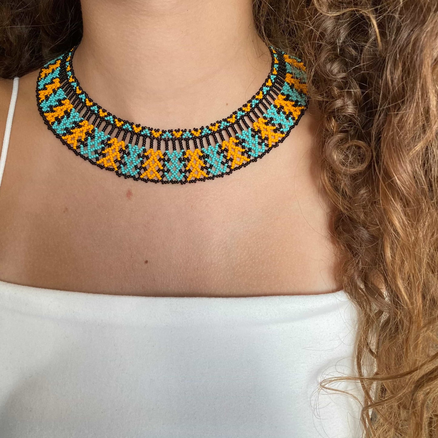 Collier en perles de verre (Miçanga) - noir bleu et orange - Ethnie Mehinako Collier Ethnie Mehinako, localisée dans le Parc Indigène du Xingu dans l' état du Mato Grosso au Centre-Ouest du Brésil.