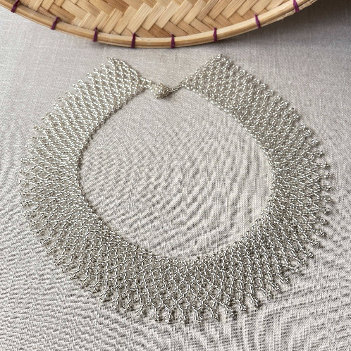 Colar em contas de vidro (Miçanga) choker prateado