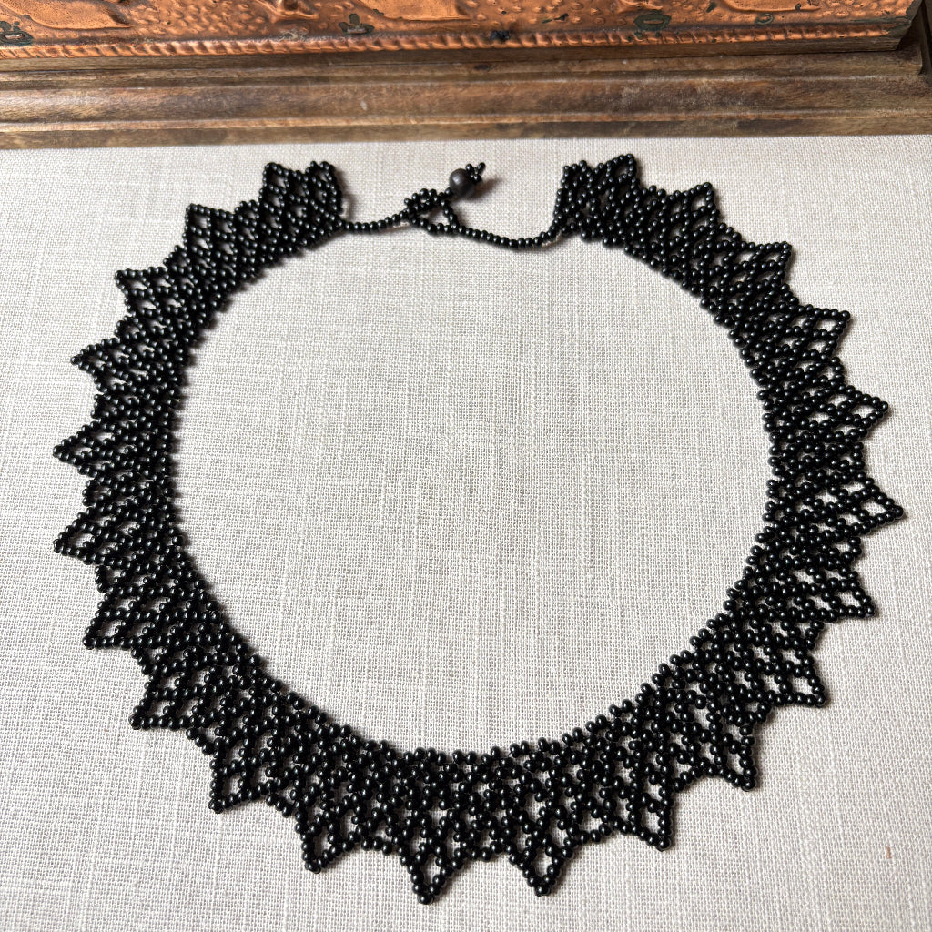 Colar em contas de vidro (Miçanga) choker preto