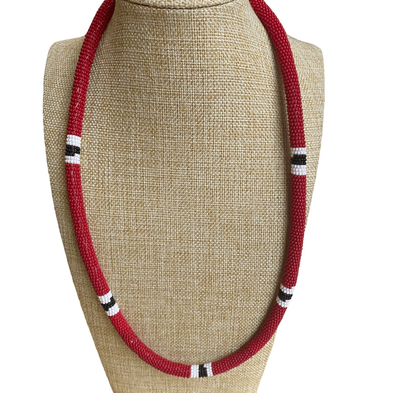 Collier en perles de verre (Miçanga) - serpent corail rouge bordeaux - blanc noir blanc - long - Ethnie Mehinako Collier Ethnie Mehinako, localisée dans le Parc Indigène du Xingu dans l' état du Mato Grosso au Centre-Ouest du Brésil.