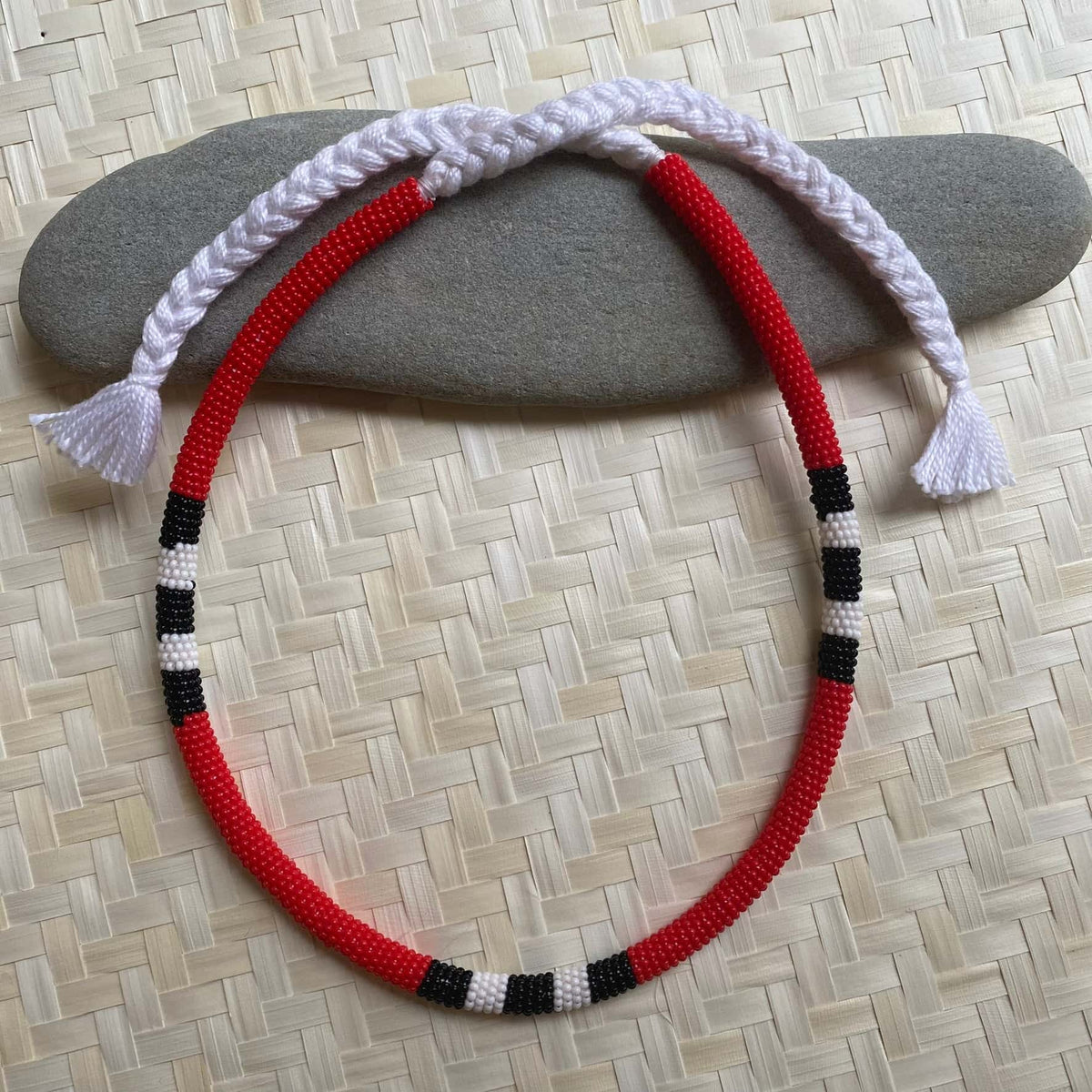 Colar em contas de vidro (Miçanga) - cobra-coral vermelho - preto branco preto branco preto - longo