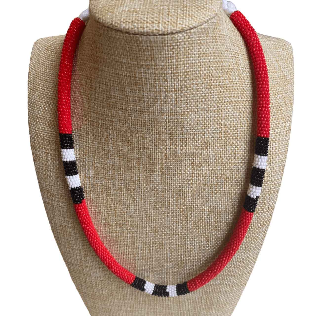 Collier en perles de verre (Miçanga) - serpent corail rouge - noir blanc noir blanc noir - long