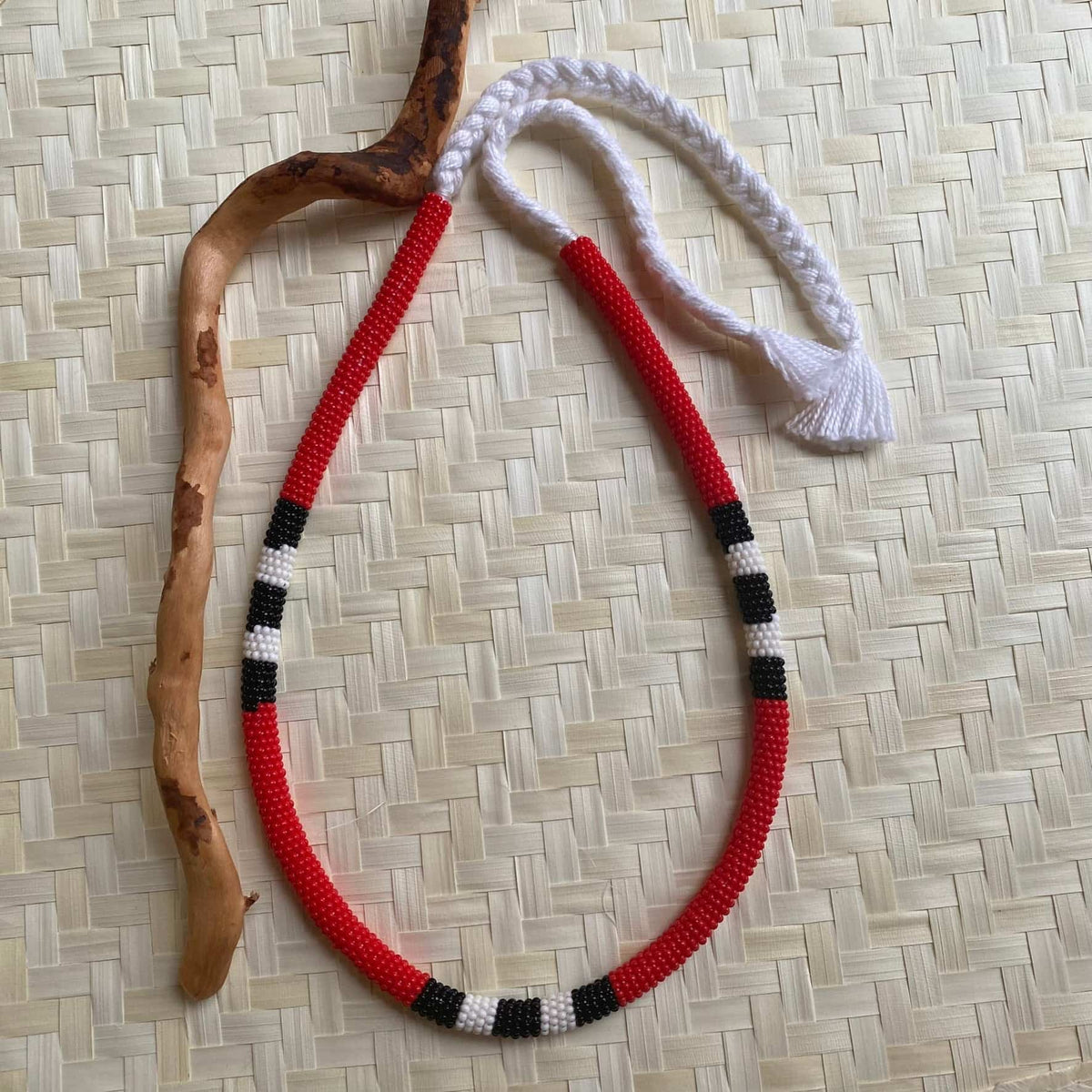 Colar em contas de vidro (Miçanga) - cobra-coral vermelho - preto branco preto branco preto - longo
