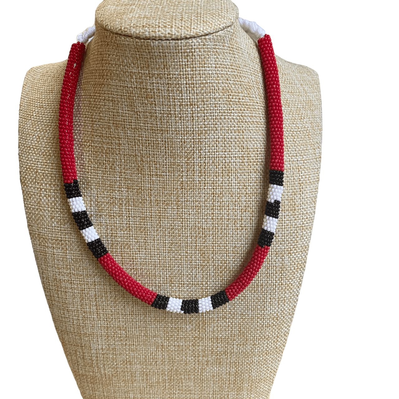 Collier en perles de verre (miçanga) - serpent corail rouge - noir blanc noir blanc noir - très court - Ethnie Mehinako Collier Ethnie Mehinako, localisée dans le Parc Indigène du Xingu dans l' état du Mato Grosso au Centre-Ouest du Brésil.