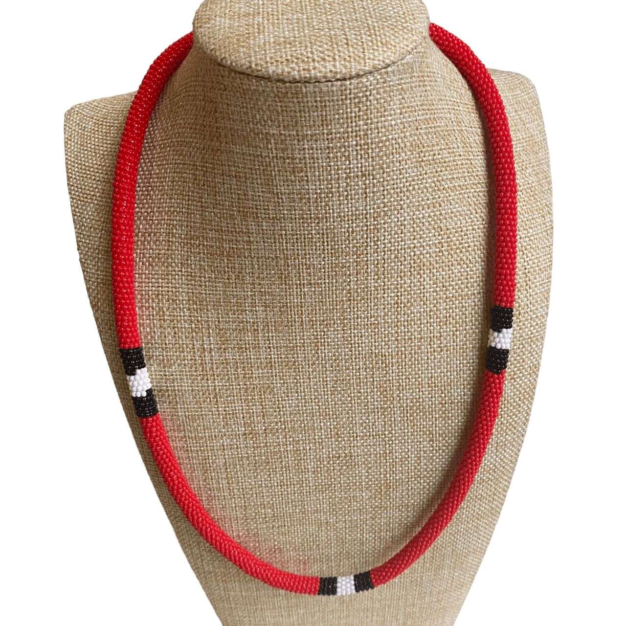 Collier en perles de verre (Miçanga) - serpent corail rouge - noir blanc noir - long - Ethnie Mehinako Collier Ethnie Mehinako, localisée dans le Parc Indigène du Xingu dans l' état du Mato Grosso au Centre-Ouest du Brésil.