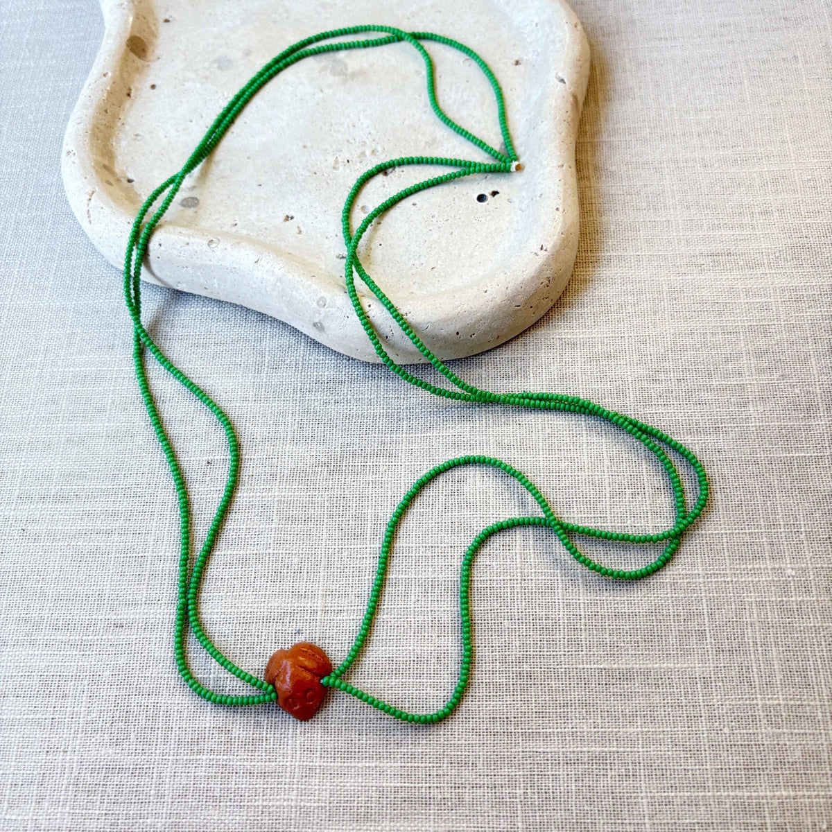 Collier en perles de verre (Miçanga) - vert et pendentif Muiraquitã