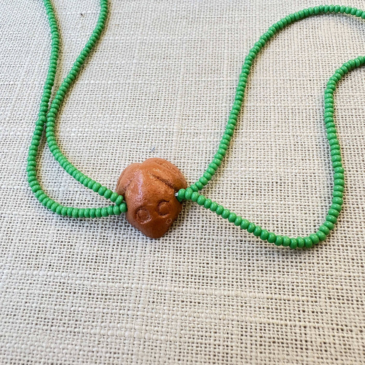 Collier en perles de verre (Miçanga) - vert et pendentif Muiraquitã