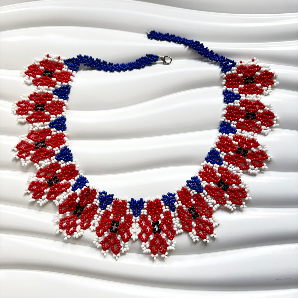 Colar em contas de vidro (Miçanga) - choker vermelho azul e branco