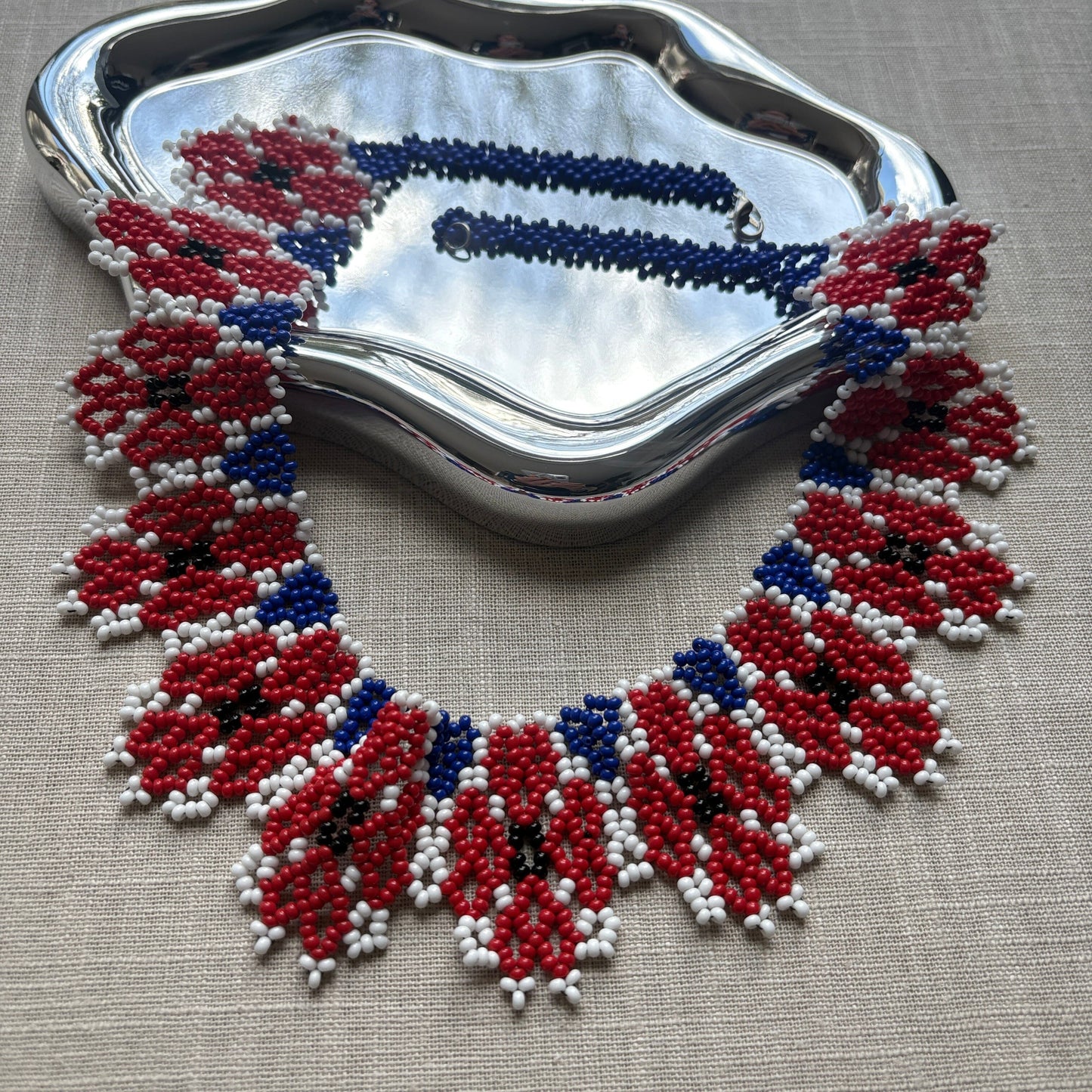 Collier en perles de verre - ras de cou rouge bleu et blanc - Ethnie Galibi-Marworno Collier Ethnie Galibi-Marworno, localisée dans l'état d'Amapa au nord du Brésil.