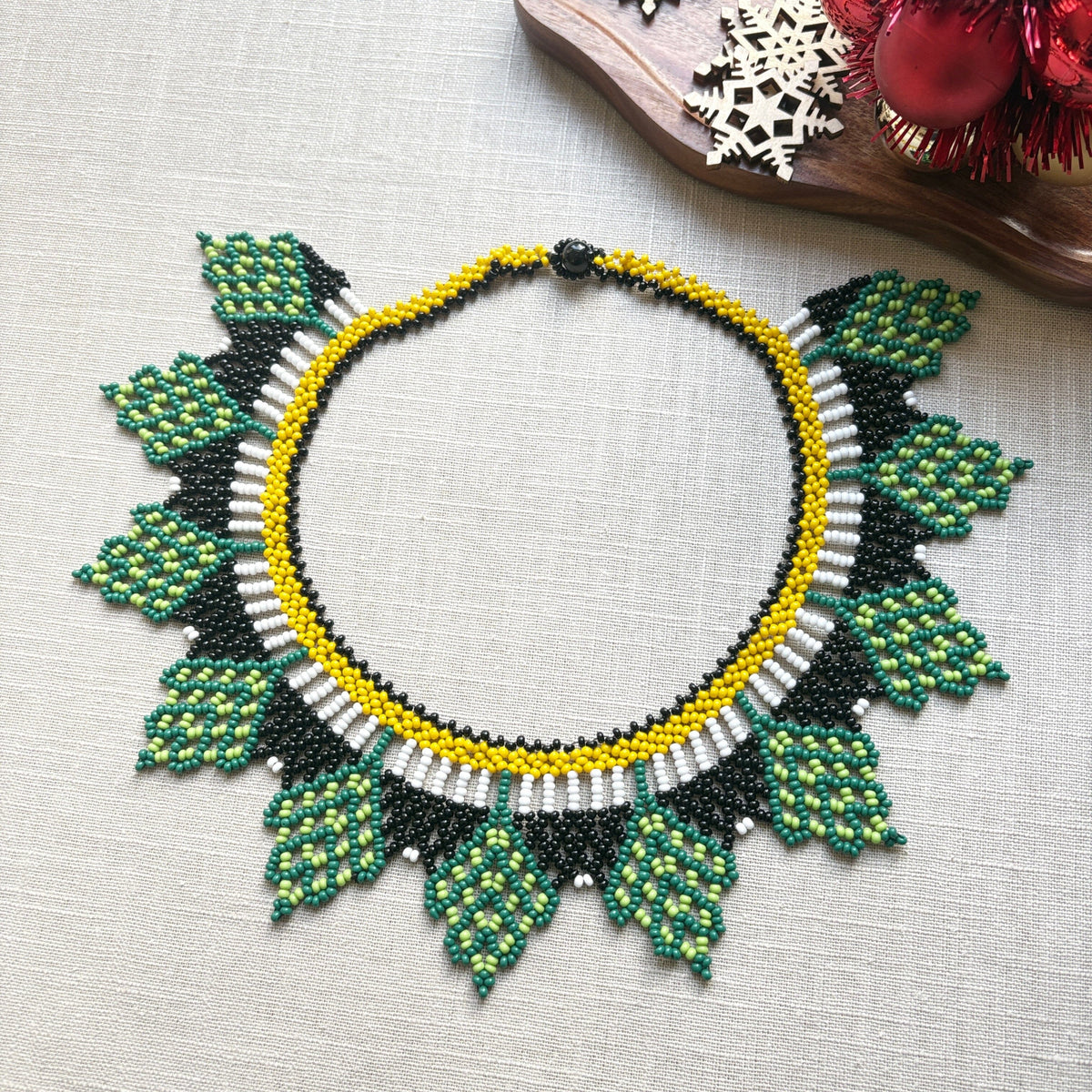 Colar em contas de vidro (Miçanga) - choker verde preto e amarelo