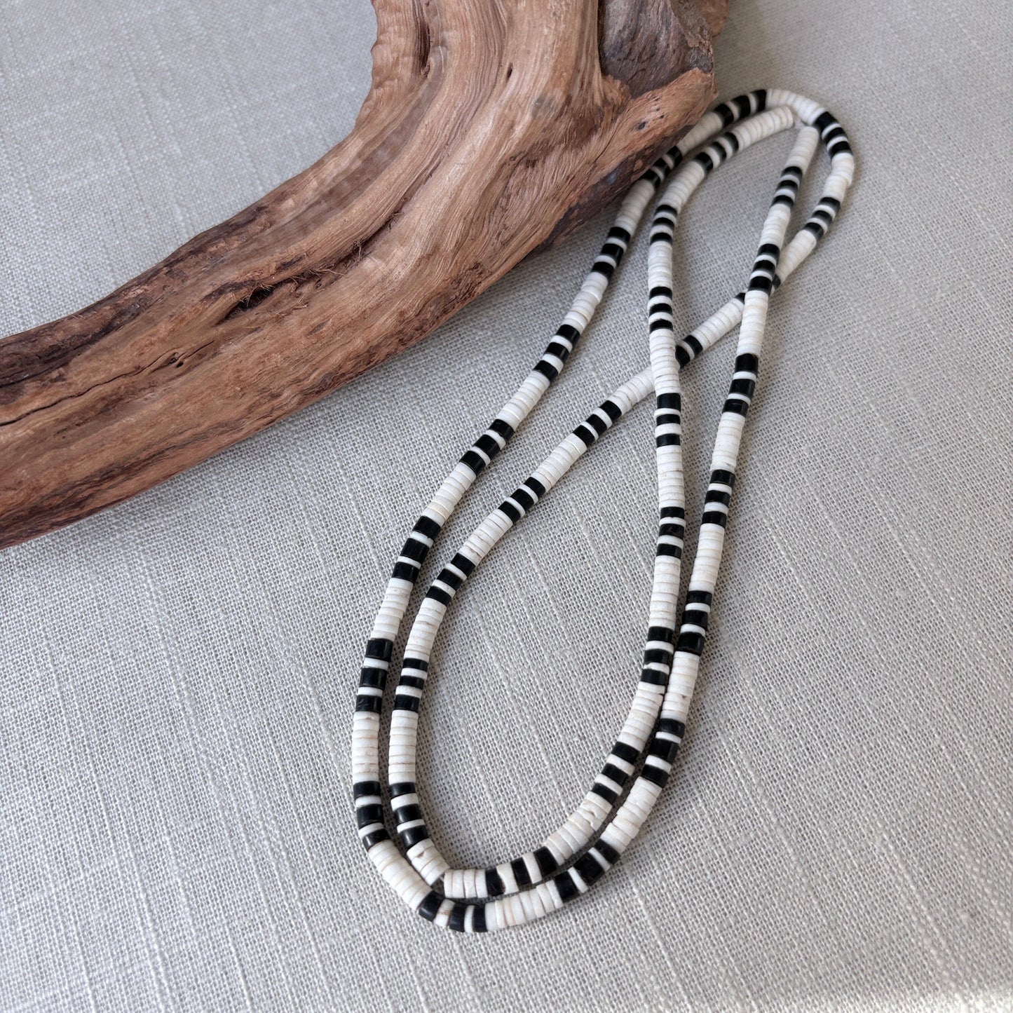 Collier fait avec coquilles d'escargot et graines naturelles de tucuma - Ethnie Marubo Collier Ethnie Marubo, localisée dans l'état d'Amazonas au nord du Brésil.