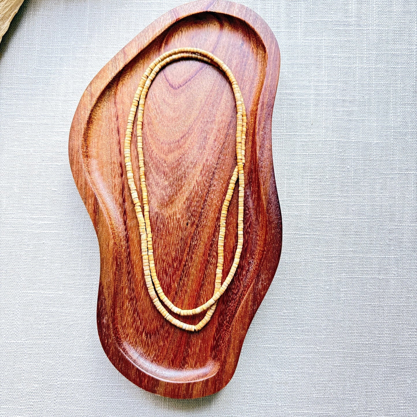 Collier fait avec la coque du fruit Cupuaçu - Ethnie Marubo Collier Ethnie Marubo, localisée dans l'état d'Amazonas au nord du Brésil.