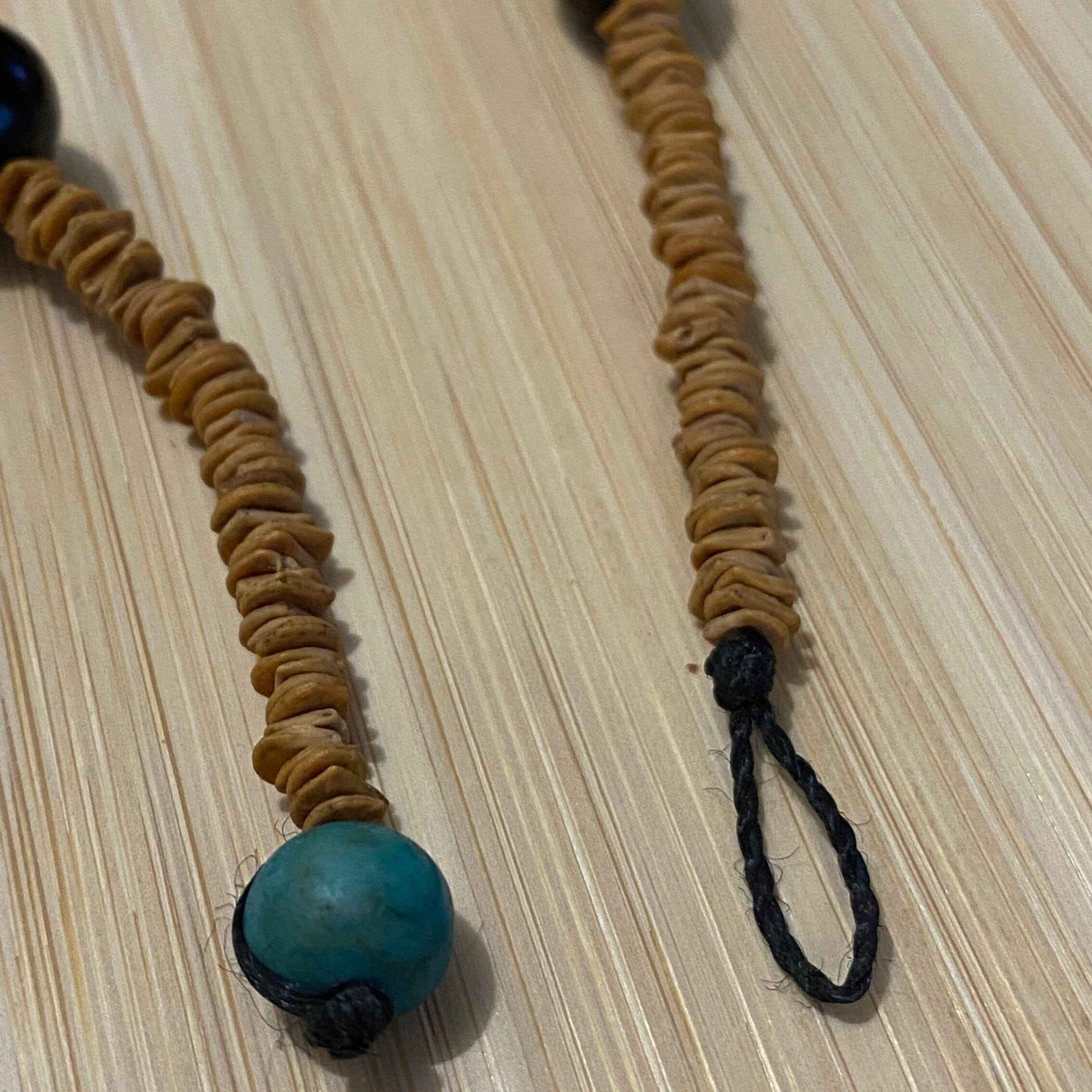 Collier graines morototo naturelles, saboneteira et olho de cabra rouge et noir