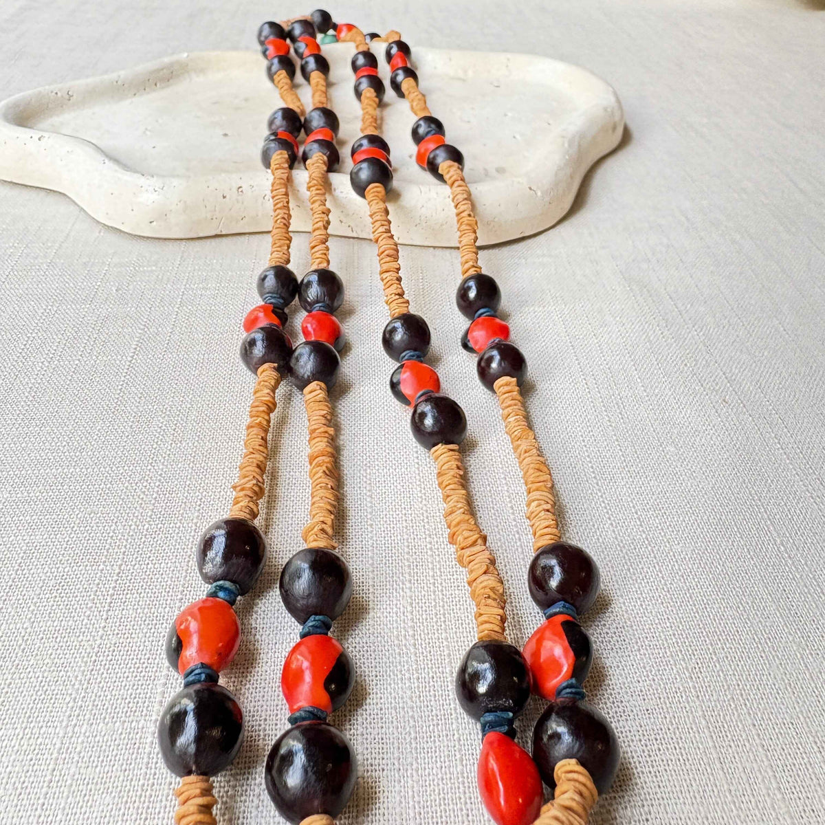 Colar sementes morototó naturais, saboneteira e olho-de-cabra vermelho e preto