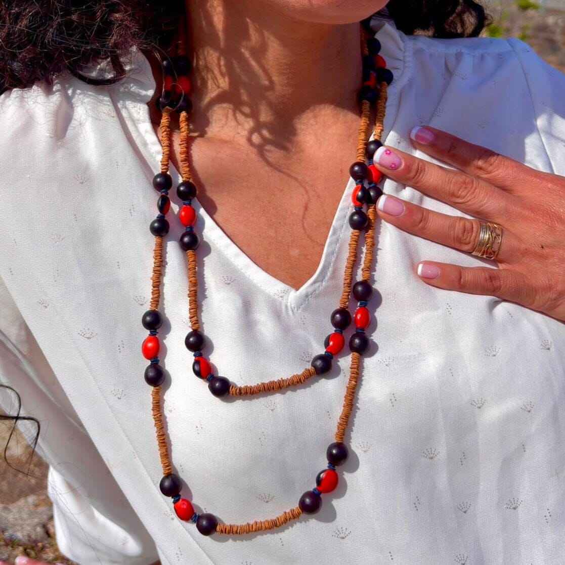 Colar sementes morototó naturais, saboneteira e olho-de-cabra vermelho e preto