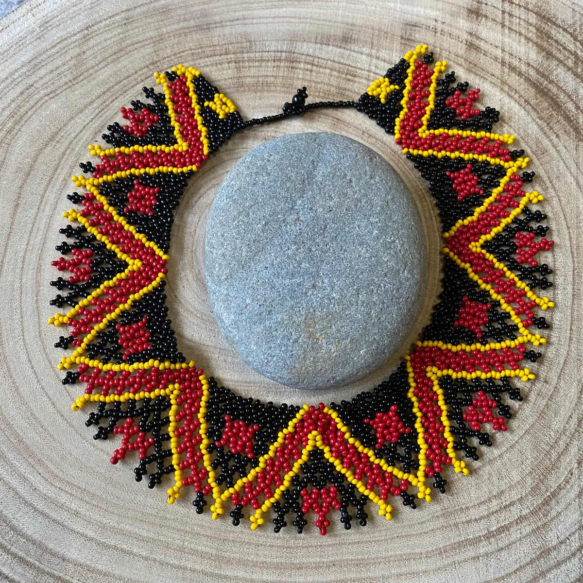 Colar em contas de vidro (Miçanga) - preto vermelho e amarelo