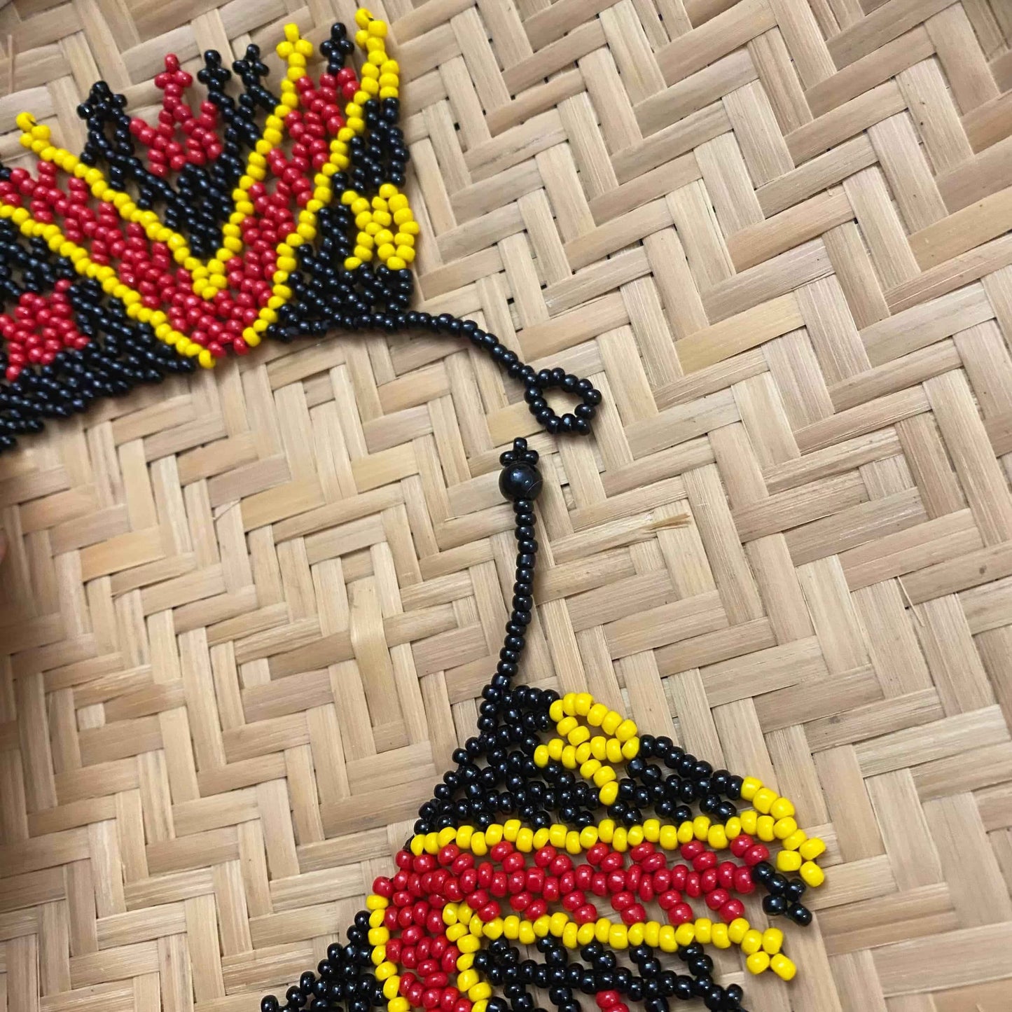 Collier en perles de verre (Miçanga) - noir rouge et jaune