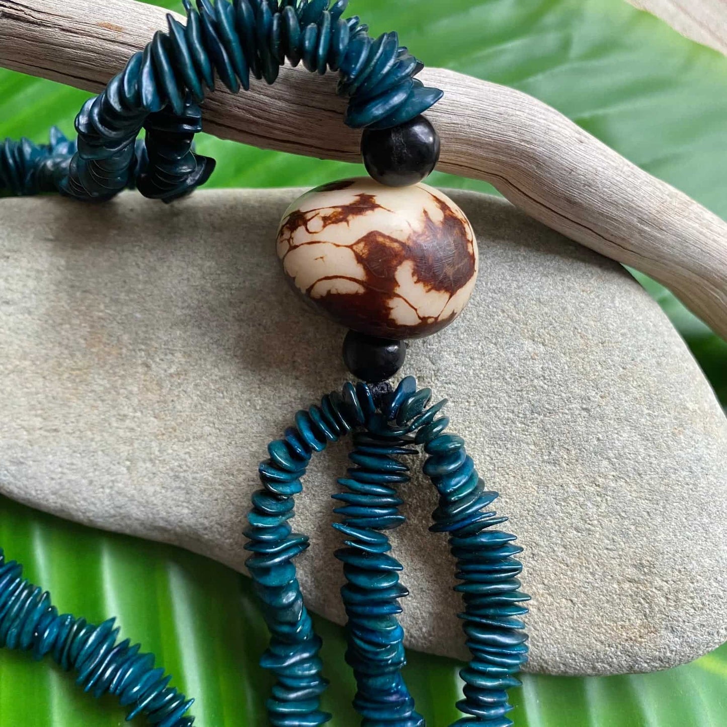 Collier sautoir de graines de jueirana et pendentif en jarina