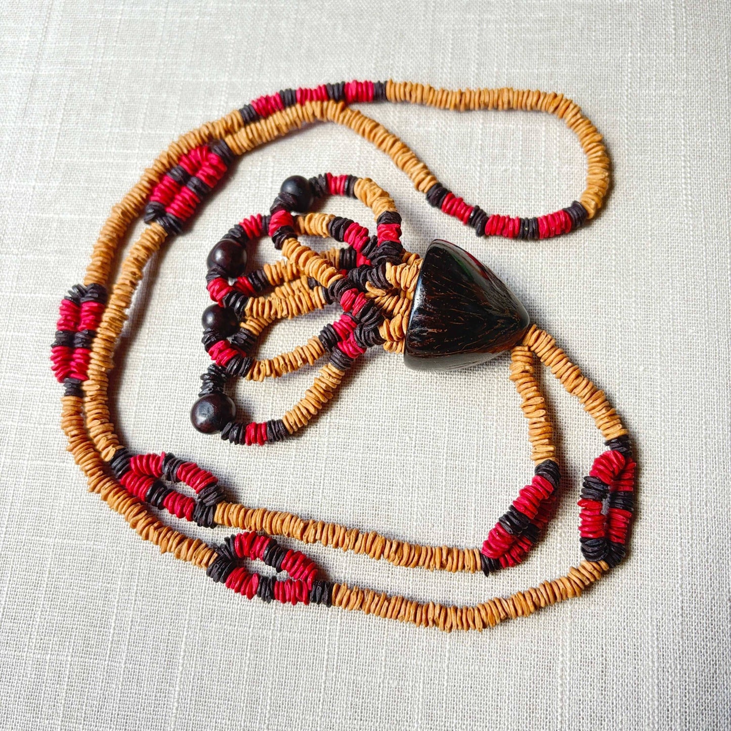 Collier sautoir de graines de morototo et pendentif babaçu - Ethnie Wai Wai Collier Ethnie Wai Wai localisée dans les états de l' Amazonas, Pará et Roraima dans le Nord du Brésil.