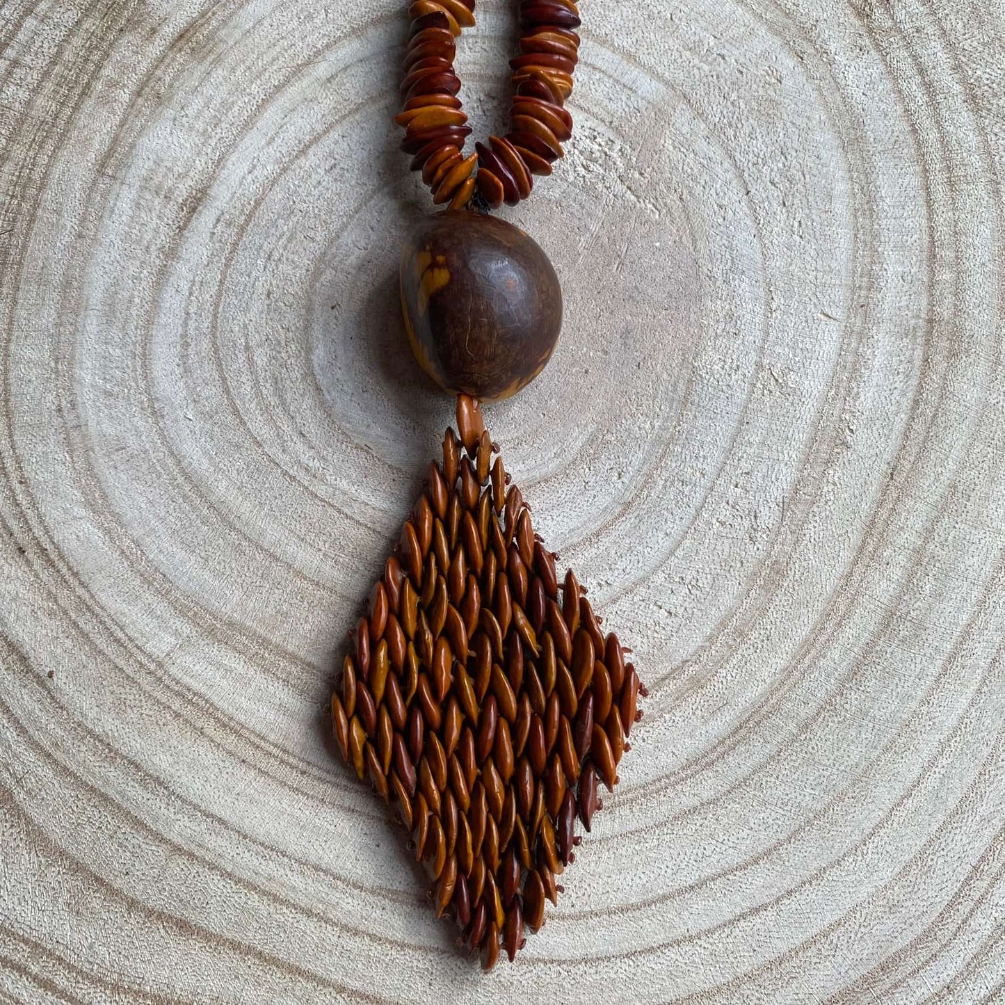 Collier sautoir graines jueirana avec pendentif en jarina - Ethnie Pataxo Collier Ethnie Pataxo, localisée dans l'état de Bahia à l'Est du Brésil.