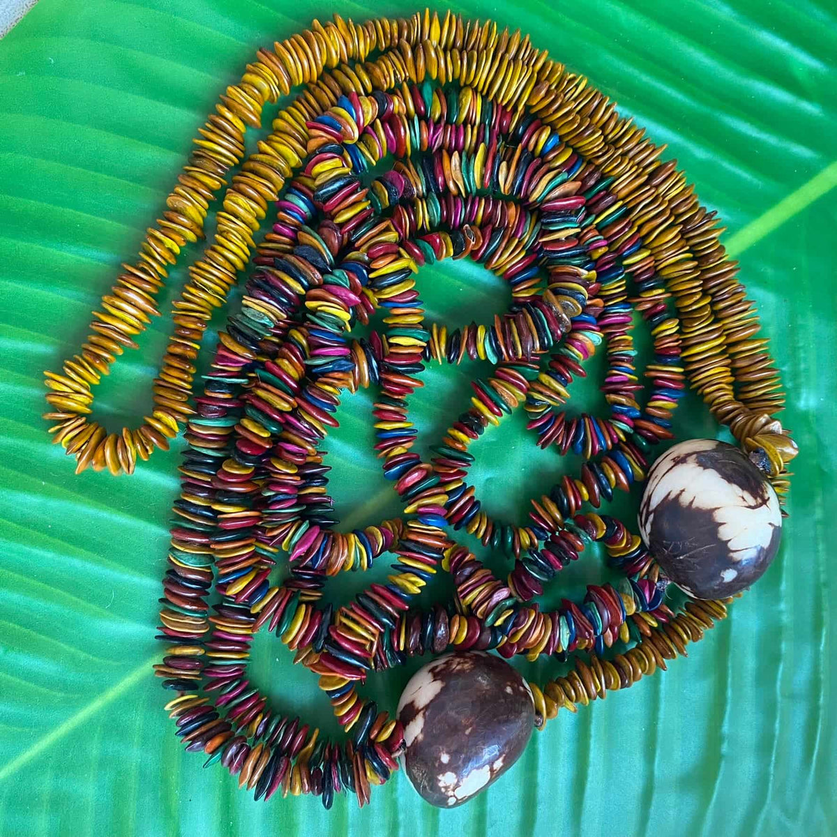 Colar longo multicolorido de sementes de jueirana e jarina