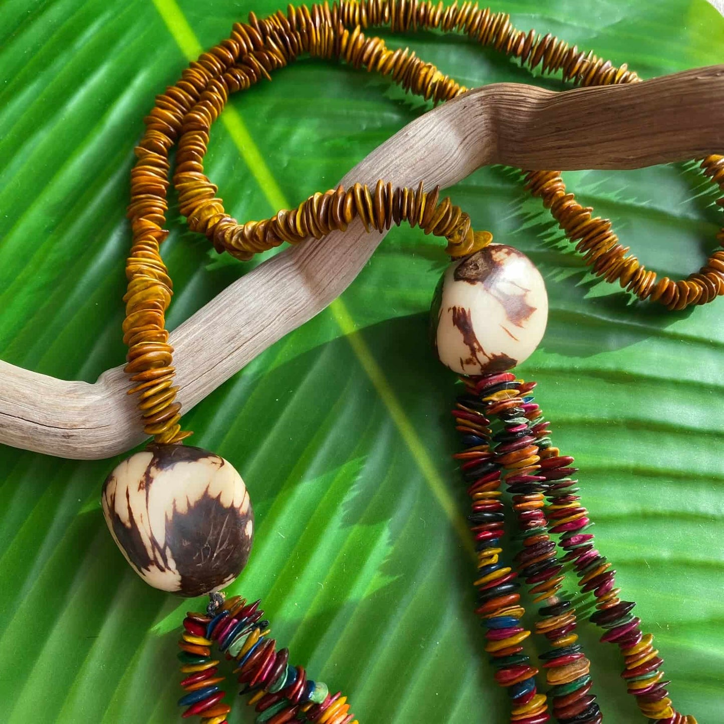 Collier sautoir multicolore jueirana et jarina - Ethnie Pataxo Collier Ethnie Pataxo, localisée dans l'état de Bahia à l'Est du Brésil.