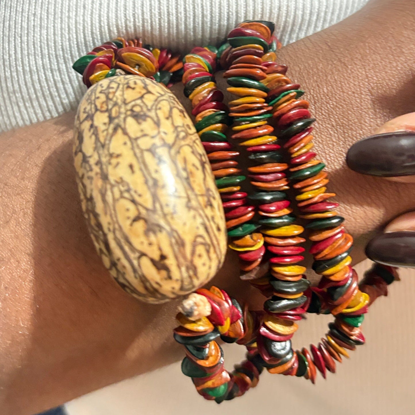 Collier sautoir multicolore jueirana et jupati - Ethnie Pataxo Collier Ethnie Pataxo, localisée dans l'état de Bahia à l'Est du Brésil.