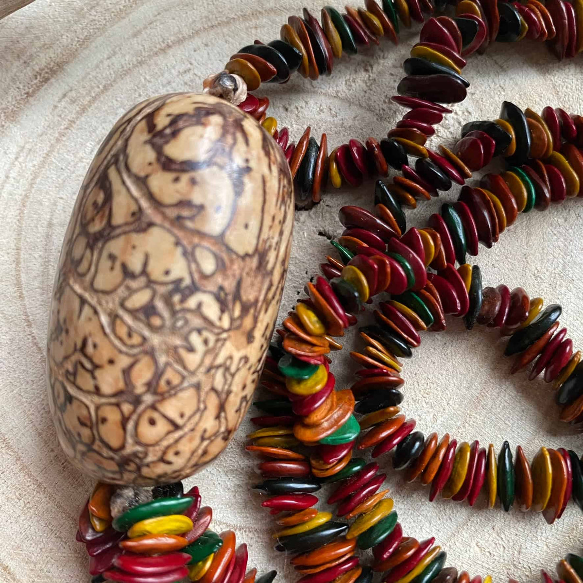 Colar longo multicolorido de sementes de jueirana e jupati