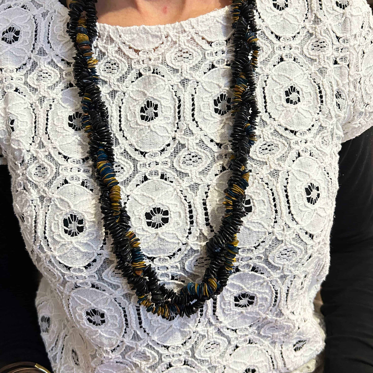 Colar longo torcido de sementes de jueirana preto amarelo e azul