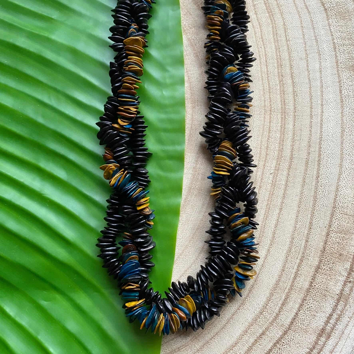 Colar longo torcido de sementes de jueirana preto amarelo e azul
