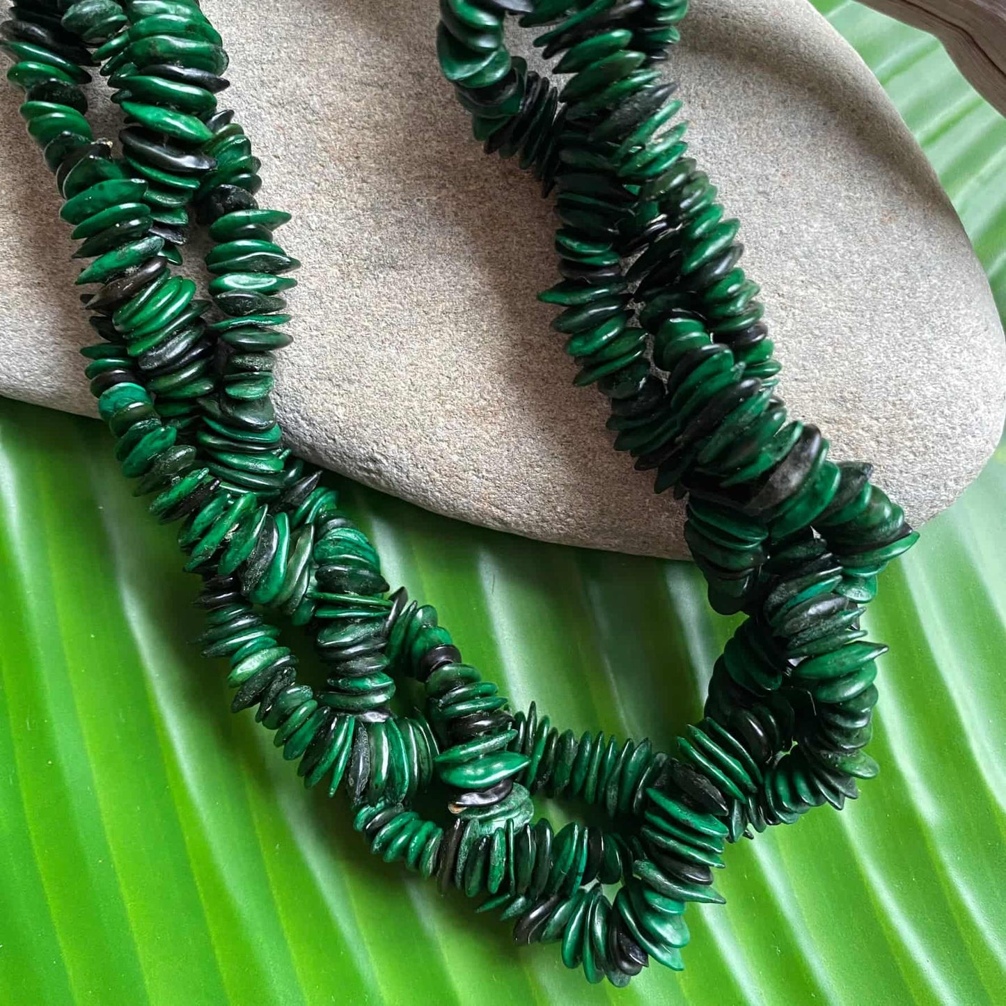 Collier sautoir torsadé de graines de jueirana vert - Ethnie Pataxo Collier Ethnie Pataxo, localisée dans l'état de Bahia à l'Est du Brésil.
