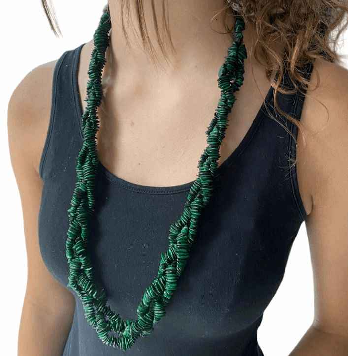 Colar longo torcido de sementes de jueirana verde