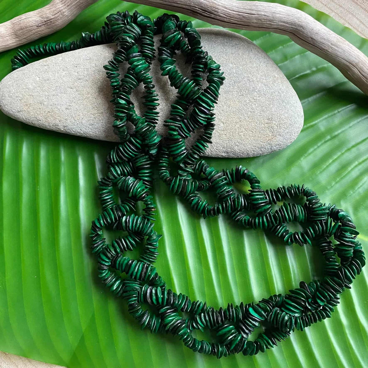 Colar longo torcido de sementes de jueirana verde