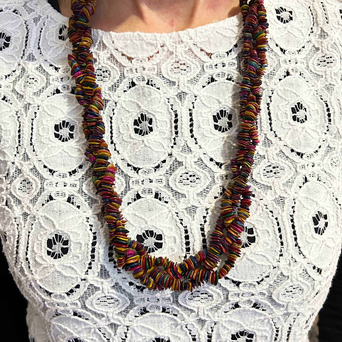Colar longo torcido multicolorido de sementes de jueirana