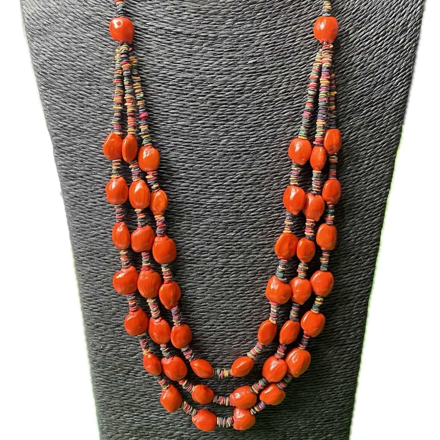 Collier graines morototo multicolore et tento rouge