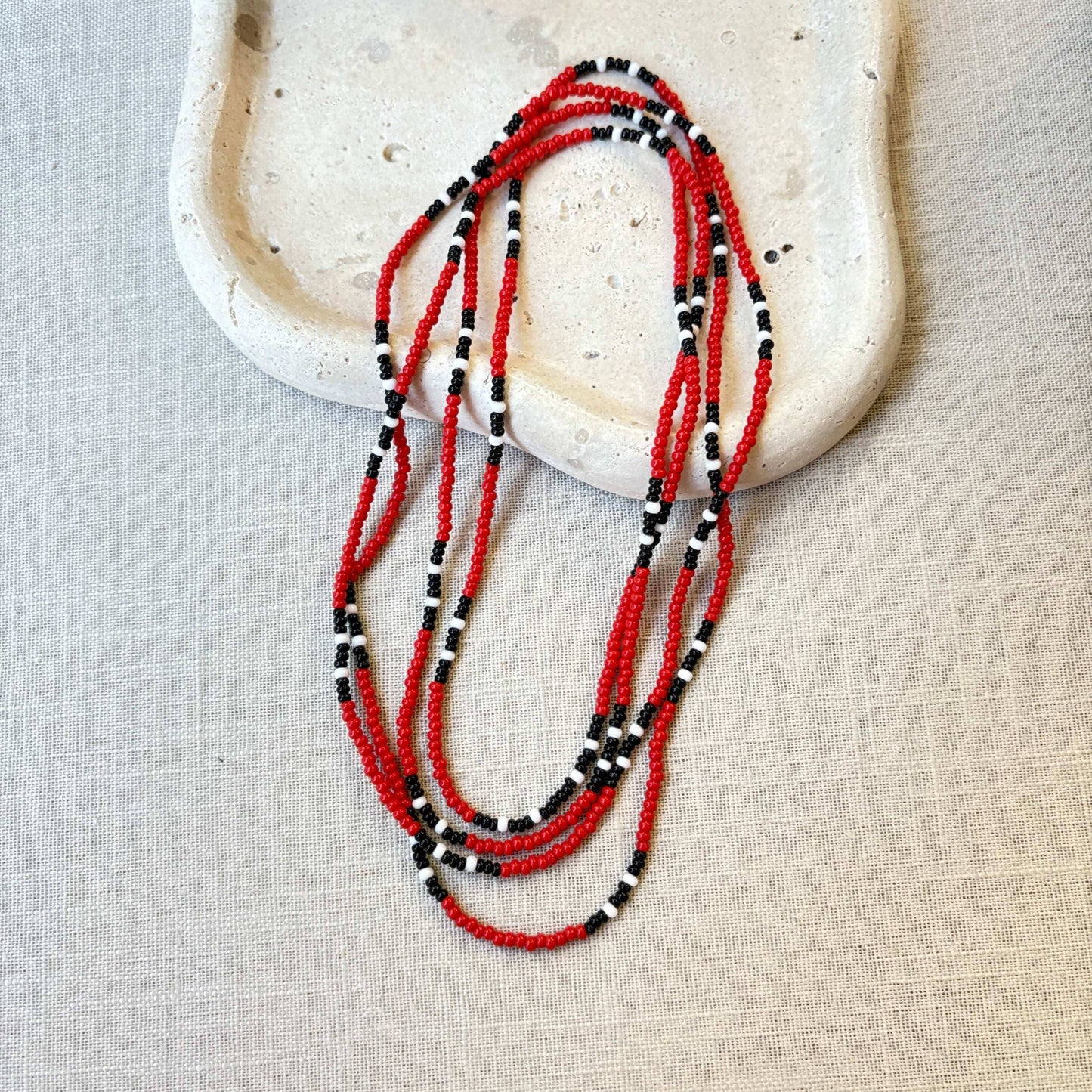 Lot de 2 colliers en perles de verre (Miçanga) - corail rouge noir et blanc - Ethnie Borari Collier Ethnie Borari, localisée dans l'état du Pará dans le Nord du Brésil.