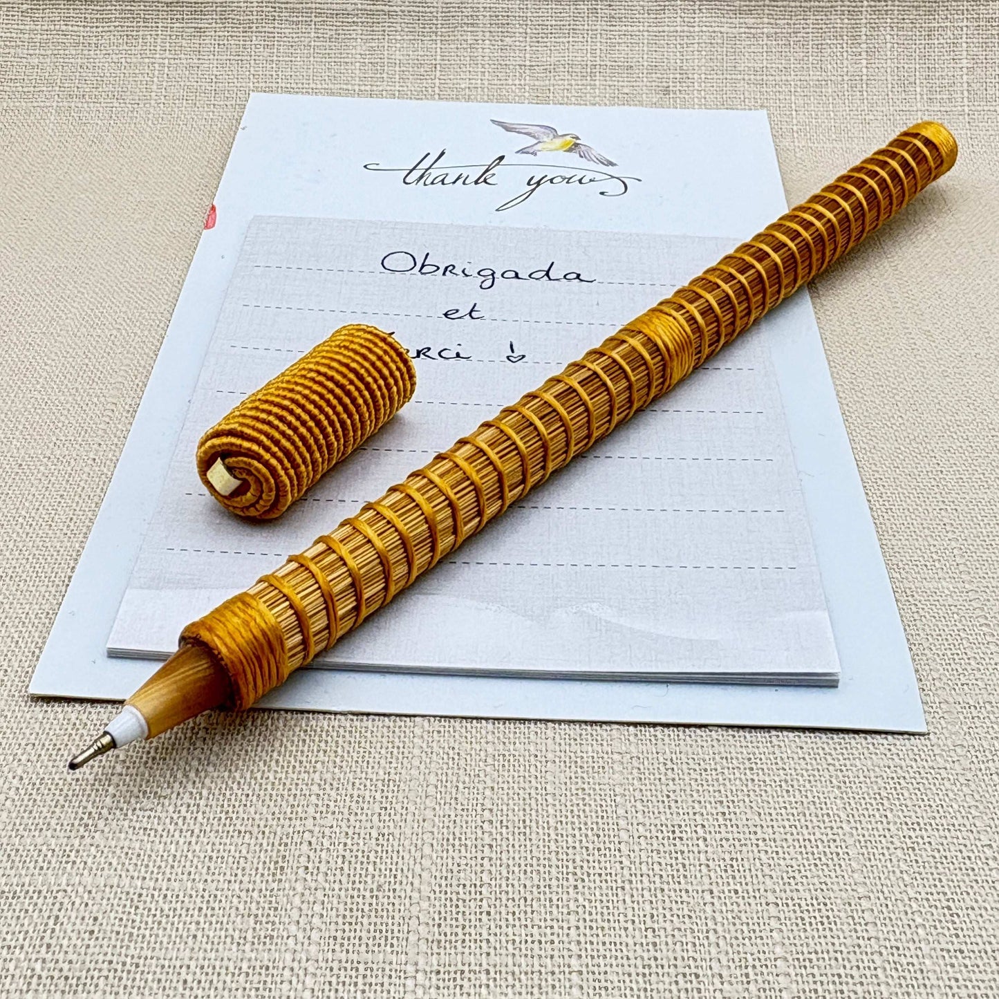 Stylo Capim Dourado - Spiro- Fil texturé Stylo Artisan local travaillant le Capim Dourado dans l'état du Tocantins au centre-est du Brésil