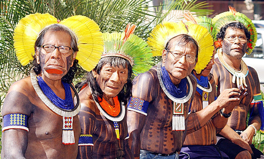 Groupe de personnes portant des colliers de perles et des parures de plumes