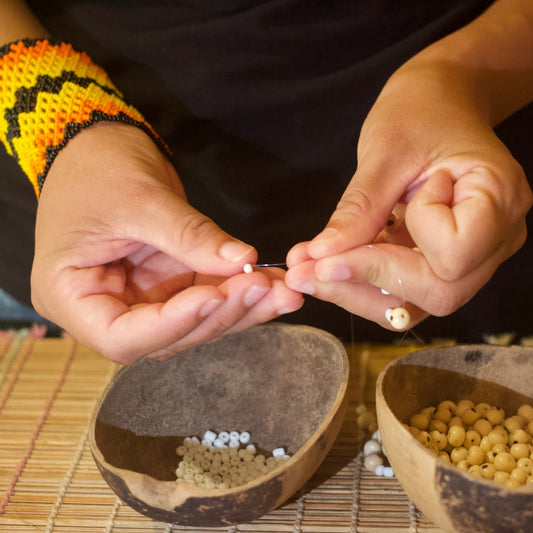 Marise Borari réalisant un bijou artisanal à la main au Brésil