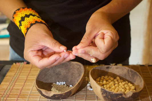 Marise Borari réalisant un bijou artisanal à la main au Brésil