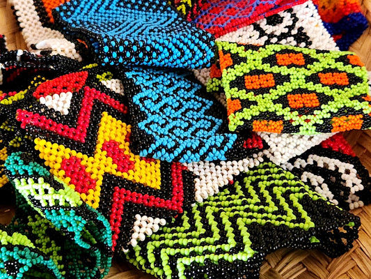 Bracelets de perles de verre colorées à motifs géométriques